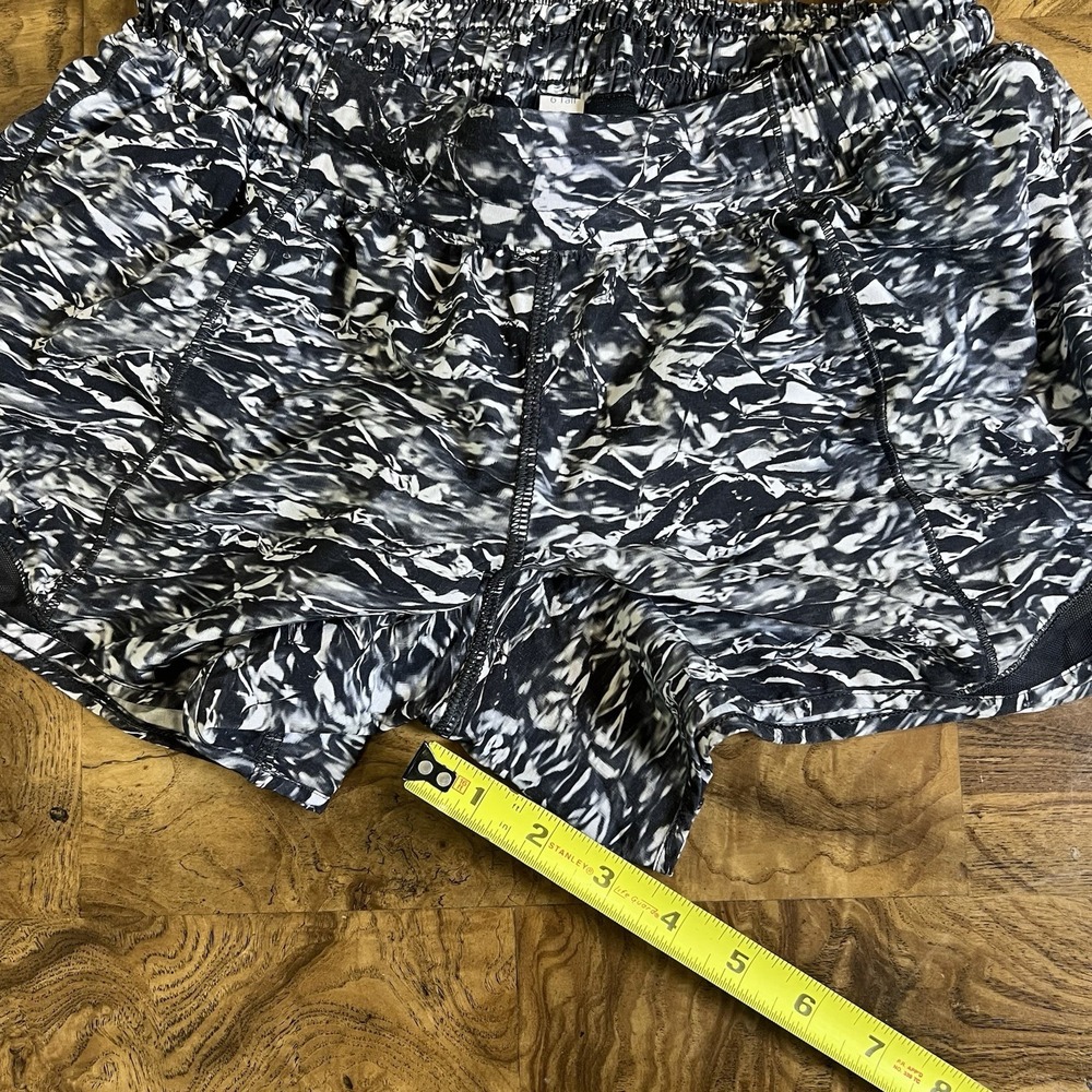 Lululemon Hotty Hot Shorts Tall Women 6 Black White Marble Excellent 4" Inseam - Picture 6 of 6